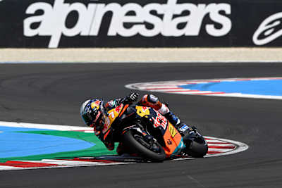 Pedro Acosta rast während des MotoGP™ Ungarn 2026 am 7. Juni 2026 in einer Kurve dicht über den Asphalt