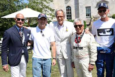 El actor Stanley Tucci, Isack Hadjar, Lord March, duque de Richmond, Mario Andretti y Damon Hill en el Goodwood Festival of Speed el 12 de julio de 2026 en Chichester, Inglaterra. 