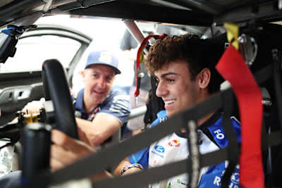 Arvid Lindblad, de Gran Bretaña y del equipo Visa Cash App Racing Bulls, aprende cómo funciona un coche de rally en el Goodwood Festival of Speed.
