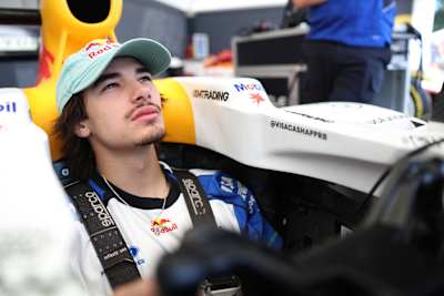 Nikola Tsolov está en un coche en la zona de Red Bull Racing y Visa Cash App Racing Bulls durante el Goodwood Festival of Speed.