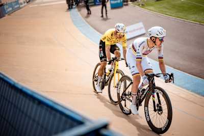 Wout Van Aert (Visma Lease a Bike) e il campione del mondo Tadej Pogačar (UAE Emirates) affrontano l’ultimo giro nell’iconico velodromo di Roubaix durante l’emozionante Parigi-Roubaix del 2026.
