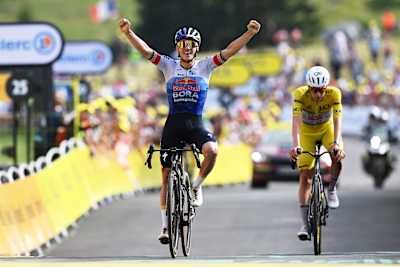 Remco Evenepoel festeggia la vittoria della 15ª tappa davanti a Tadej Pogačar al Tour de France 2026, il 19 luglio.