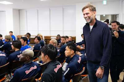 Jürgen Klopp besucht das Clubhaus von RB Omiya Ardija in Omiya, Japan
