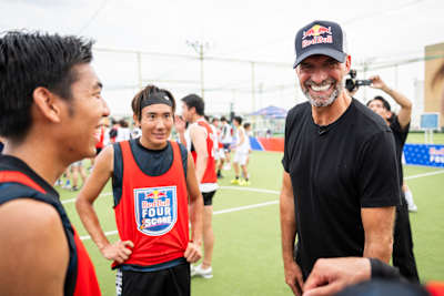 Jürgen Klopp čestita učesnicima događaja Red Bull Four 2 Score u Omiji, Japan, 5. jula 2025.