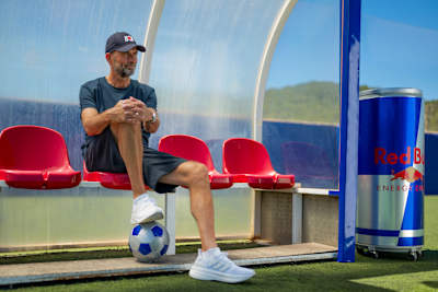 Jürgen Klopp sitz auf der Bank während der Red Bull Ultimate Football Challenge