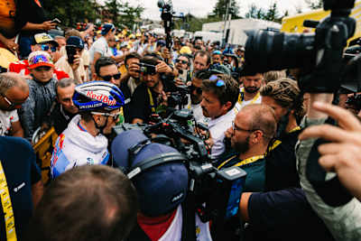 Remco Evenepoel, de l'équipe Red Bull – BORA – hansgrohe, devant les médias après la 20e étape de la 113e édition du Tour de France en juillet 2026, entouré de journalistes et de supporters.