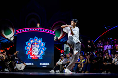 Luwam aus Deutschland bringt Energie und Stil ins Red Bull Dance Your Style-Weltfinale 2024 im NSCI Mumbai und zeigt vor einem begeisterten Publikum dynamische Moves