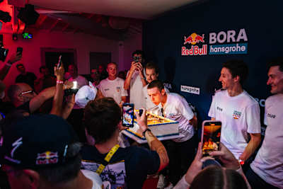 Nel 2026, Remco Evenepoel festeggia il suo secondo posto al Tour de France con una torta speciale all’after-party della Red Bull – BORA – hansgrohe a Montmartre, Parigi.