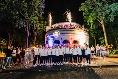 I corridori della Red Bull - BORA - hansgrohe, tra cui Maxim Van Gils, Florian Lipowitz e Remco Evenepoel, si ritrovano all’after-party del Tour de France 2026 al Sacro Cuore a Montmartre, Parigi.
