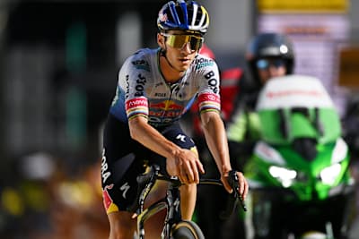 Remco Evenepoel della Red Bull - BORA - hansgrohe taglia il traguardo all’Alpe d’Huez durante la 19ª tappa del 113° Tour de France in Francia.