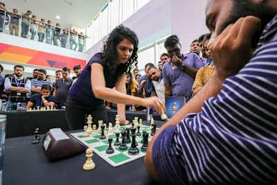 Indyjska mistrzyni szachowa Tania Sachdev zmierzy się ze wszystkimi przeciwnikami podczas turnieju Red Bull Battle for the Queen 2018 w Pune w Indiach.