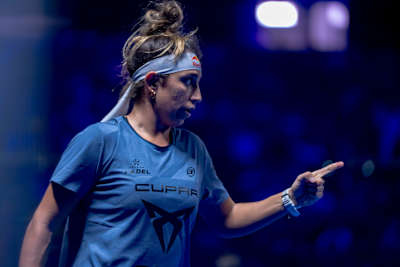Bea González competing in the semis of the Premier Padel 2025 Finals in Barcelona.