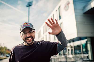 Mosaad Al Dossary posiert am 9. November 2022 beim RBLZ-Medientag in Leipzig für ein Porträtfoto.