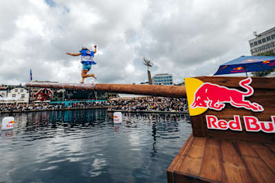 Full fart, sylskarpt fokus og maks underholdning! Deltakerne gav virkelig hjemmepublikum et show uten sidestykke under Red Bull Pole Run i Vågen. 