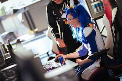 Besucherin im Cosplay beim Red Bull Gaming Ground auf der gamescom 2019