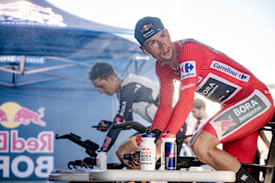 Primož Roglič warmt zich op op de rollers voor Red Bull - BORA - hansgrohe voorafgaand aan etappe 21, de 24,6 km lange tijdrit in Madrid tijdens La Vuelta 2024 in Spanje