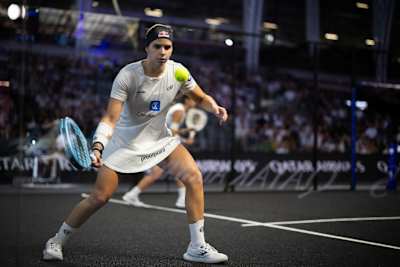 Delfina Brea en pleine action lors de la finale du tournoi Premier Padel P1 de Londres 2026, qui s'est déroulée à l'Olympia de Londres, au Royaume-Uni.