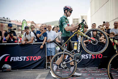 Wout van Aert, der Führende in der Gesamtwertung der La Vuelta Ciclista a España 2024, bereitet sich auf die 12. Etappe von Ourense Termal nach Estación de Montaña de Manzaneda vor.