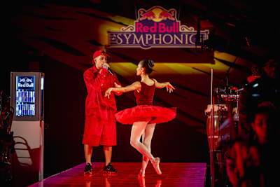 MC Hariel performs alongside dancer Patricia Hellen during Red Bull Symphonic in São Paulo, Brazil, on 8 August 2026, bringing hip-hop and ballet together on stage.