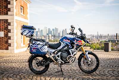 La moto de Sam Sunderland, captada durante la sesión de fotos del intento de récord de la vuelta al mundo en el Observatorio Real de Greenwich, Londres, Reino Unido, el 10 de agosto de 2026.