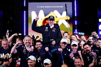 Max Verstappen y Oracle Red Bull Racing lo celebran con su equipo en el paddock tras el Gran Premio de Fórmula 1 de Las Vegas, celebrado en el circuito de Las Vegas Strip el 23 de noviembre de 2024.