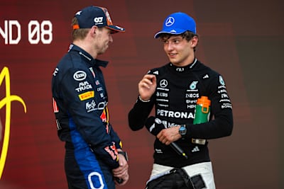 Max Verstappen et Kimi Antonelli échangent sur le Red Bull Ring lors du Grand Prix de Formule 1 d’Autriche 2026.