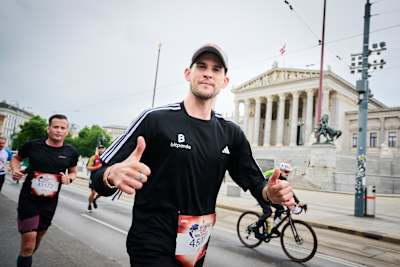 Bitpanda ambassador Dominic Thiem gives two thumbs up during the 2025 Wings for Life World Run in Vienna, Austria.