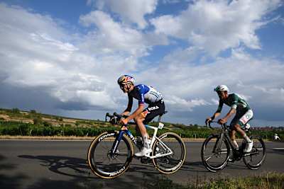 Giulio Pellizzari riding in front at the queen stage