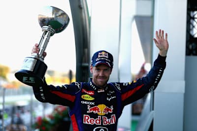 El alemán Sebastian Vettel, de Infiniti Red Bull Racing, celebra en el podio tras ganar el Gran Premio de Japón de Fórmula 1 en el circuito de Suzuka, en Suzuka (Japón), el 13 de octubre de 2013.