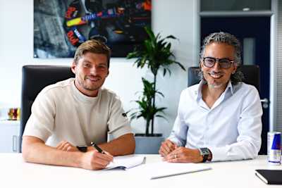 Max Verstappen potpisuje produženje ugovora s Red Bull Racingom zajedno s Laurentom Mekiesom u Milton Keynesu, osiguravajući svoje mjesto u timu do 2030. godine.