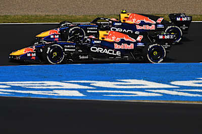 Max Verstappen va por delante de Isack Hadjar en la pista durante los entrenamientos del Gran Premio de Japón de Fórmula 1, celebrado en el Circuito de Suzuka el 27 de marzo de 2026 en Suzuka, Japón.