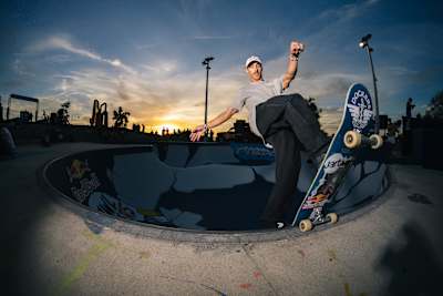 Danny León hace un frontside blunt en el Red Bull Bowl Rippers 2023 en Marsella, Francia, con una puesta de sol espectacular de fondo.