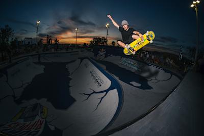 Con una puesta de sol espectacular de fondo, el skater Gavin Bottger realiza un espectacular truco aéreo en el Red Bull Bowl Rippers 2023 de Marsella, Francia.