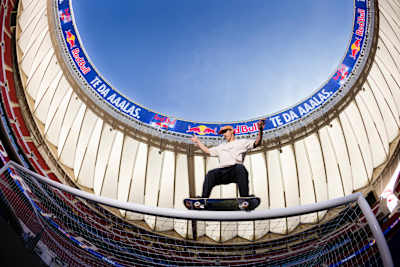 Danny León izvodi skateboard trik na nogometnom golu na stadionu Estadio Metropolitano u Madridu, Španija.