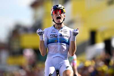 Demi Vollering, de l'équipe FDJ United-SUEZ, célèbre sa victoire de la cinquième étape du Tour de France Femmes.