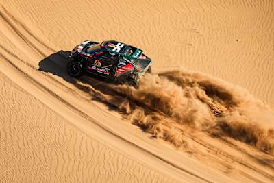 Nasser Al Attiyah y Edouard Boulanger conducen el Dacia Sandrider por las dunas durante la etapa 9 del Dakar 2026, entre Wadi Ad-Dawasir y el campamento de Refuge, en Arabia Saudí