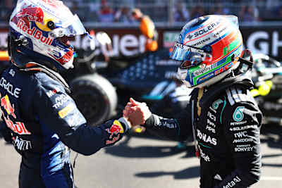 Andrea Kimi Antonelli i Max Verstappen (Oracle Red Bull Racing) čestitaju jedno drugome u parc fermé tijekom Španjolskog Velikog nagrada Formule 1, održanog 13. rujna 2026.