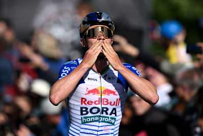 Remco Evenepoel świętuje zwycięstwo w wyścigu Grand Prix Cycliste de Quebec 2026 na mecie w Quebecu.