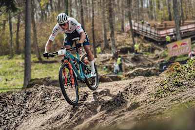Mathieu Van Der Poel startuje w zawodach UCI XCO w Albstadt w Niemczech 9 maja 2021 r.