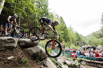 Samuel Gaze tackles the XCO course at the 2023 UCI Cycling World Championships in Glentress, Scotland on 12 August 2023.