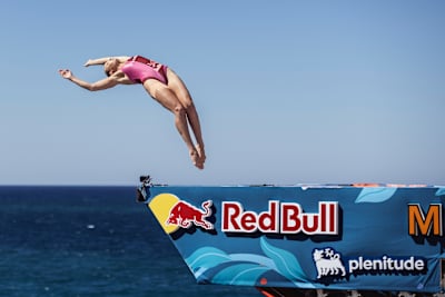 Rhiannan Iffland iz Australije skače s platforme visine 22 metra u Polignano a Mareu, Italija, 2025. godine