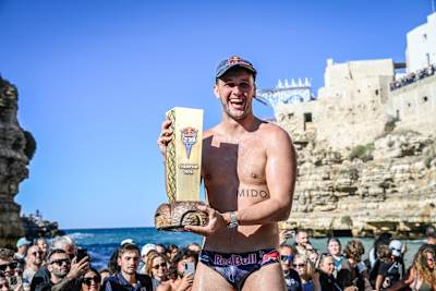Aidan Heslop of the UK celebrates his 2026 World Series King Kahekili victory at the Red Bull Cliff Diving World Series final in Polignano a Mare, Italy