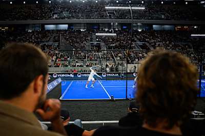 El español Ale Galán en acción durante la final del Alpine Paris Major Premier Padel, celebrada en el estadio de Roland Garros, en París (Francia), en septiembre de 2025.