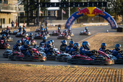 Los pilotos durante la carrera Max vs 100 en Silverstone, Gran Bretaña, el 22 de julio de 2026.