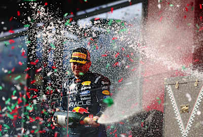 26 Temmuz 2026’da Hungaroring’de düzenlenen Macaristan Grand Prix’sini ikinci tamamlayan Max Verstappen ve Oracle Red Bull Racing ekibi podyumda kutlama yapıyor.