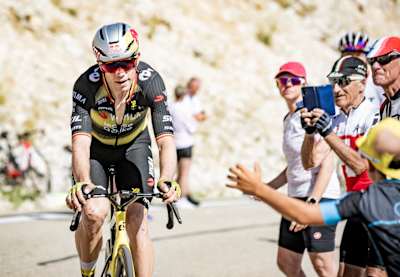 Visma-Lease a Bike'tan Wout van Aert, 2025 Fransa Bisiklet Turu'nun 16. etabında Mont Ventoux'ya tırmanıyor.