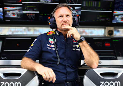 Red Bull Team-Chef Christian Horner sieht sich den Großen Preis von Bahrain 2023 aus erster Hand an. 