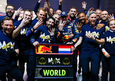 El Campeón del Mundo de F1 2024 Max Verstappen de Oracle Red Bull Racing celebra con su equipo la victoria después del Gran Premio de F1 de Las Vegas el 23 de noviembre de 2024 en Las Vegas, Nevada.