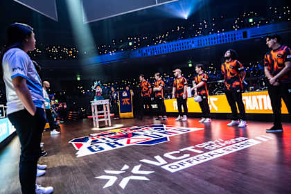 Team Cloud9 og team FNATIC møtes før starten av Red Bull Home Ground Day 3 i Tokyo, Japan den 5. november 2023.  