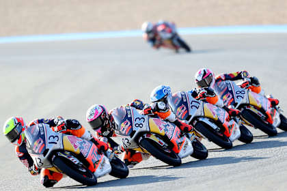 Álvaro Carpe lidera durante la Carrera 2 de la Red Bull Rookies Cup en el MotoGP de España el 28 de abril de 2024. 